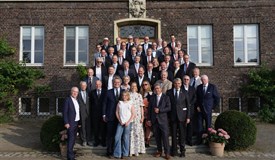 Gruppenbild mit Damen vor dem Vogelhaus von Schloss Westerholt